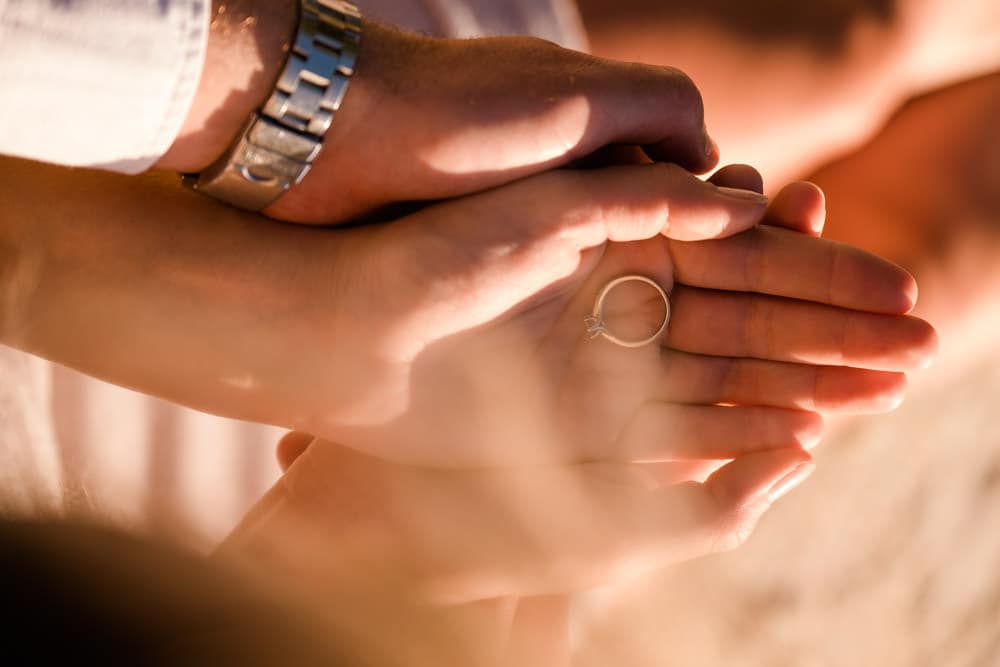 Details bei Verlobungsshooting wie zB ein Tiffany Ring am Strand, Ostsee, Kiel, petra Fiedler