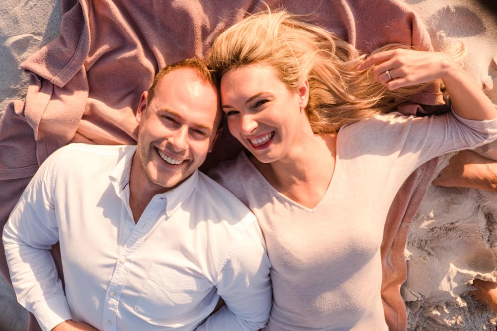 Hochzeitsfotografin Petra Fiedler bietet Verlobungsfotoshootings am Strand an