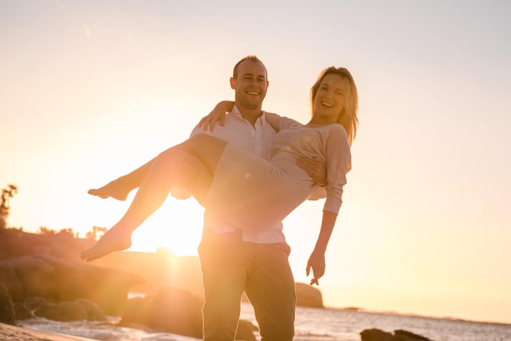 Prewedding-Fotoshooting bei magischen Licht am Strand an der ostsee