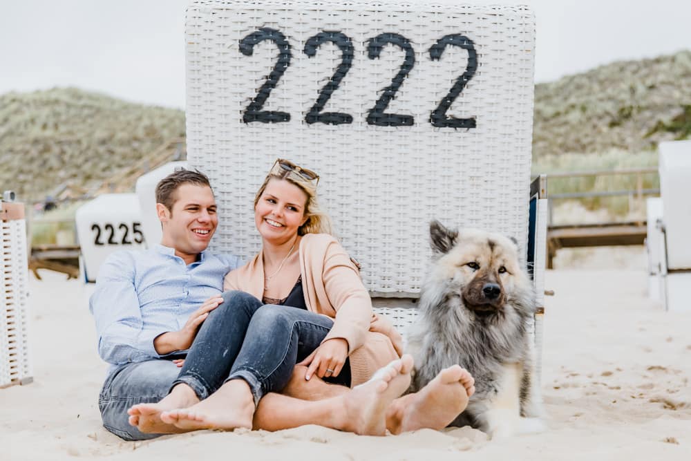 Paarshooting am Strand in Kaitum, Sylt mit Strandkorb und Hund