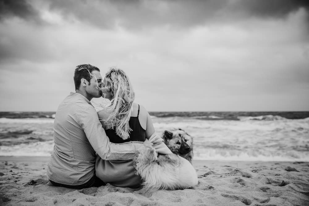 Intimes Prewedding Shooting mit dem Hund am Strand