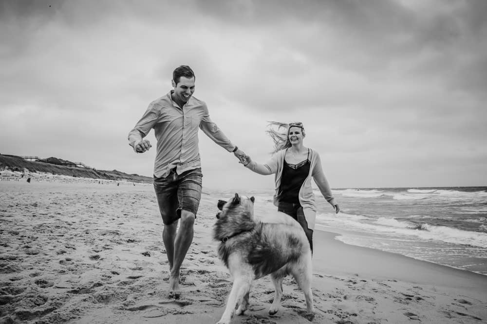 Paarfotoshooting am Strand mit dem Hund vor der Hochzeit