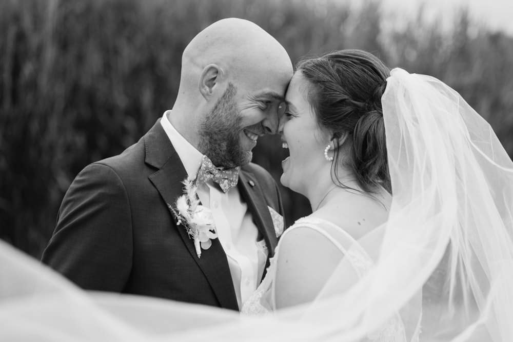 Hochzeitsfotos Marienbad Schleswig Brautpaar küsst sich
