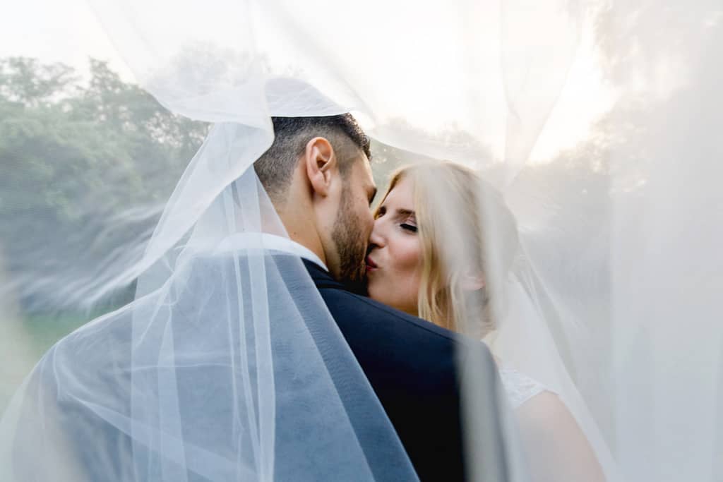 Romantische Hochzeitsfotos von Petra Fiedler, die als international ausgezeichnete Hochzeitsfotgrafin in Kiel und in ganz Schleswig-Holstein fotografiert.