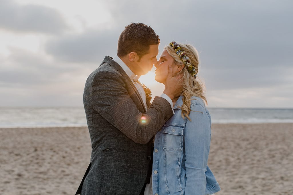 Hochzeitsreportage, Paarfotos am Strand beim Sonnenuntergang vor der Strandoase