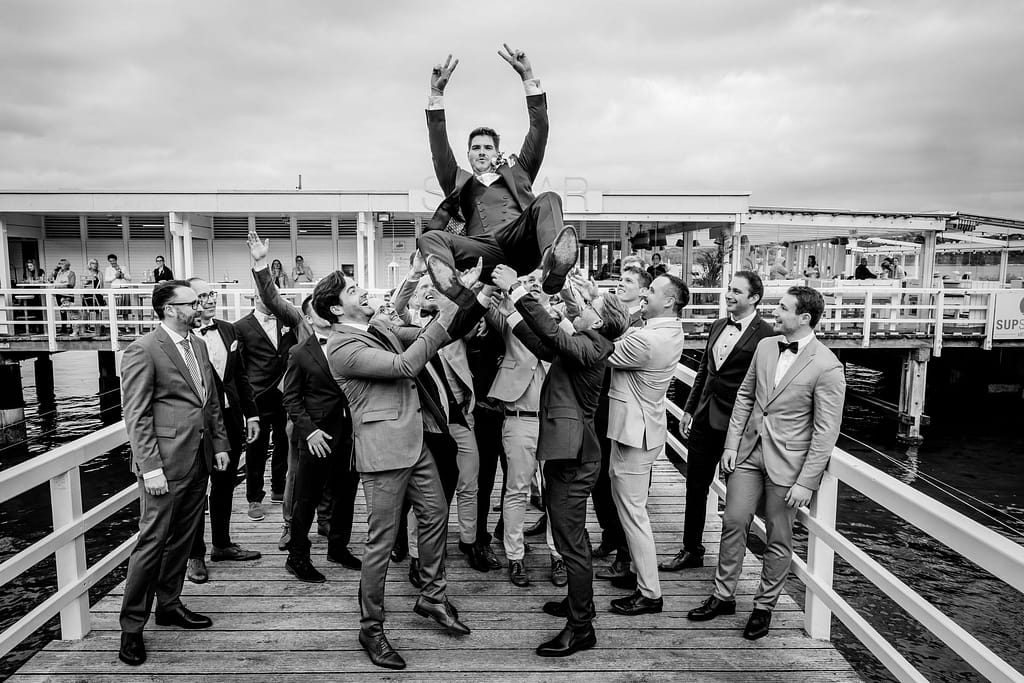 Authentische Hochzeitsfotos und Gruppenfotos in der Seebar in Kiel