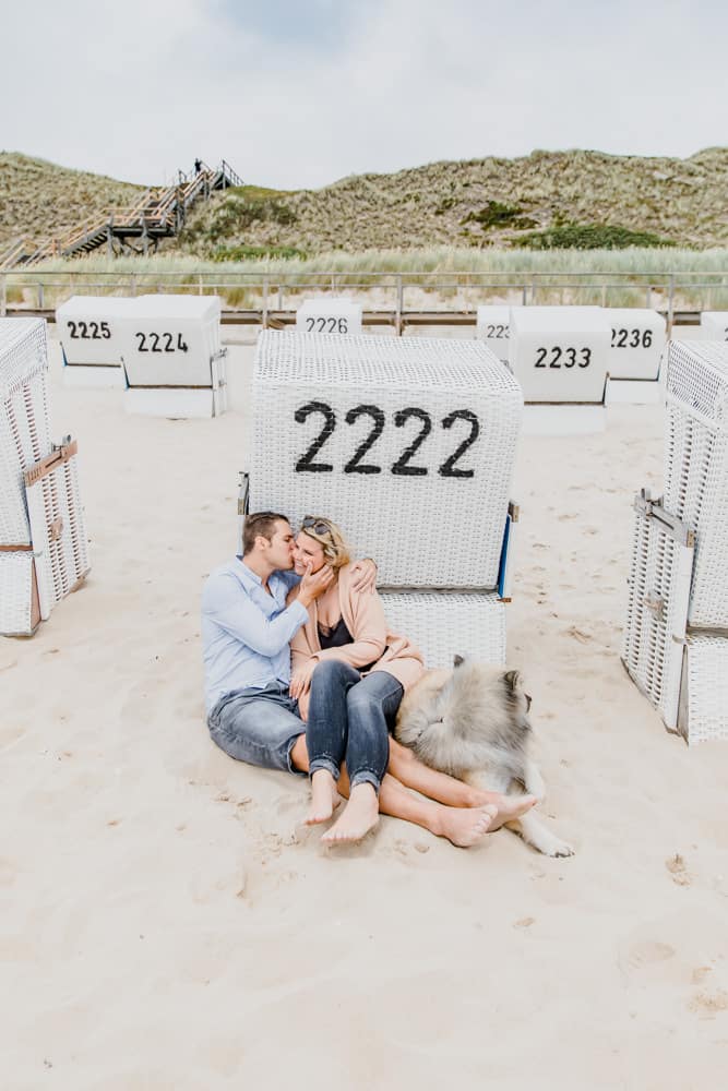 Prewedding Fotoshooting am Strand auf Sylt mit Hund in Kaitum