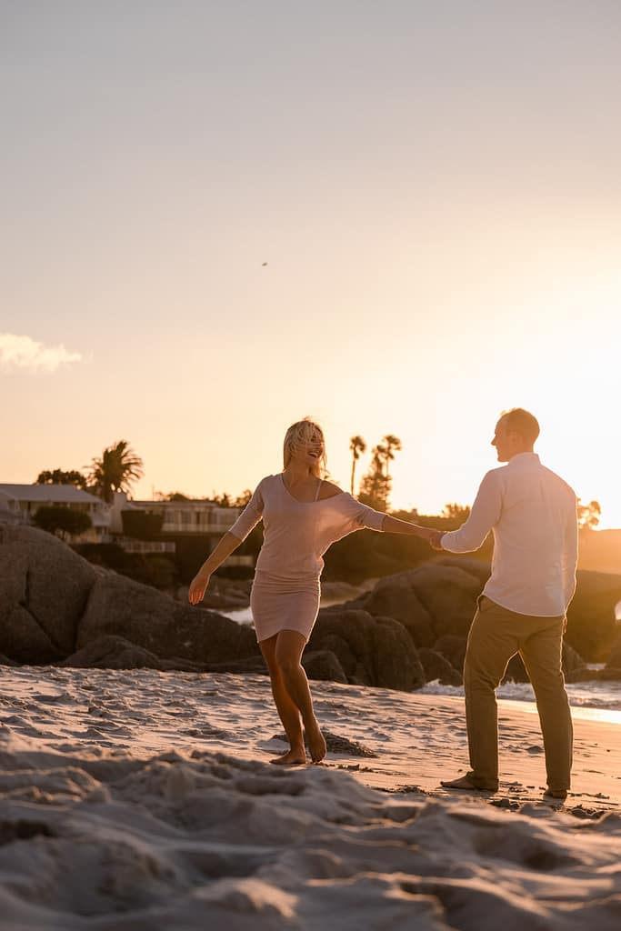 Prewedding-Fotoshooting bei magischen Licht am Strand an der ostsee