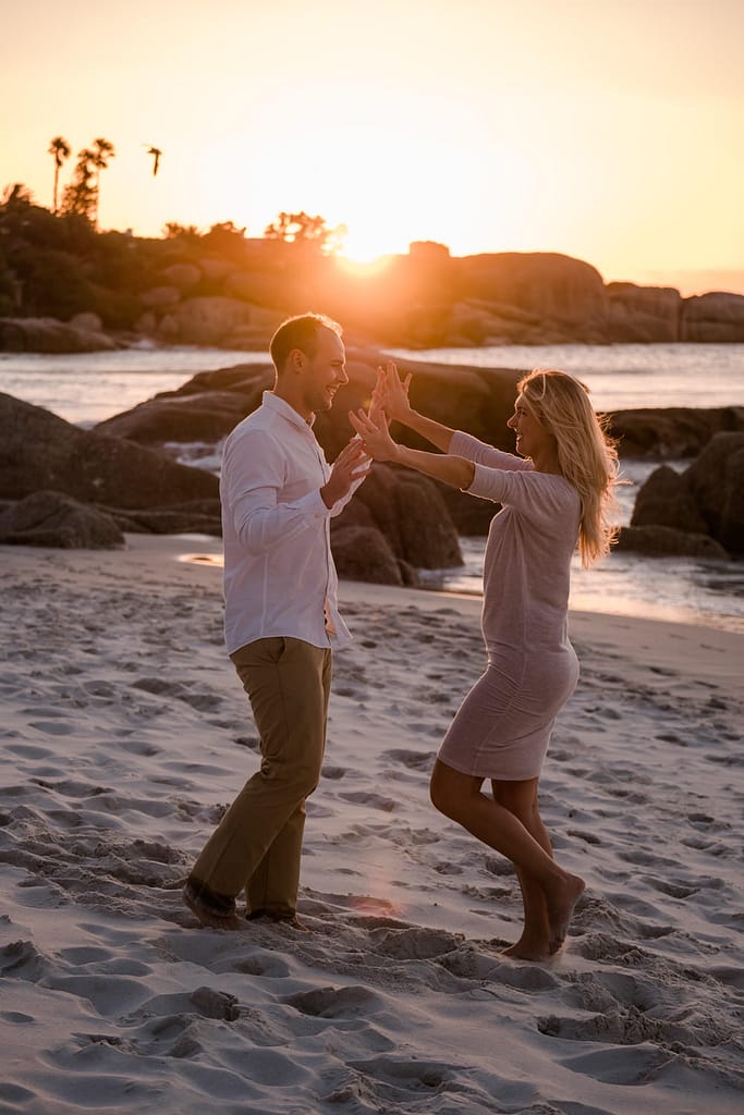 Engagement Fotoshooting am Strand, Ostsee, Kiel, heikendorf, Stein