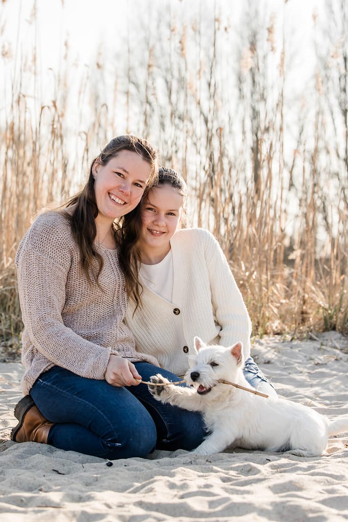 Mutter-Tochter Fotoshooting am Strand mit einem süßen Welpen in Kiel am Falckensteiner Strand
