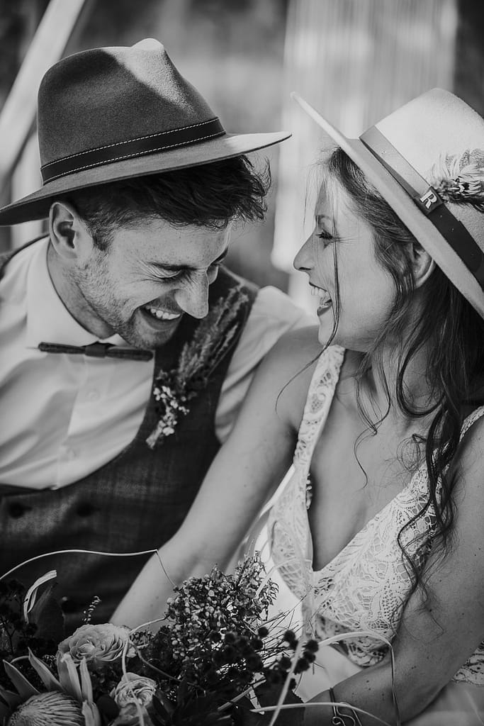 Brautpaar mit Hüten - Hochzeitsreportage in Heikendorf fotografiert von der international ausgezeichneten Hochzeitsfotografin Petra Fiedler aus Kiel