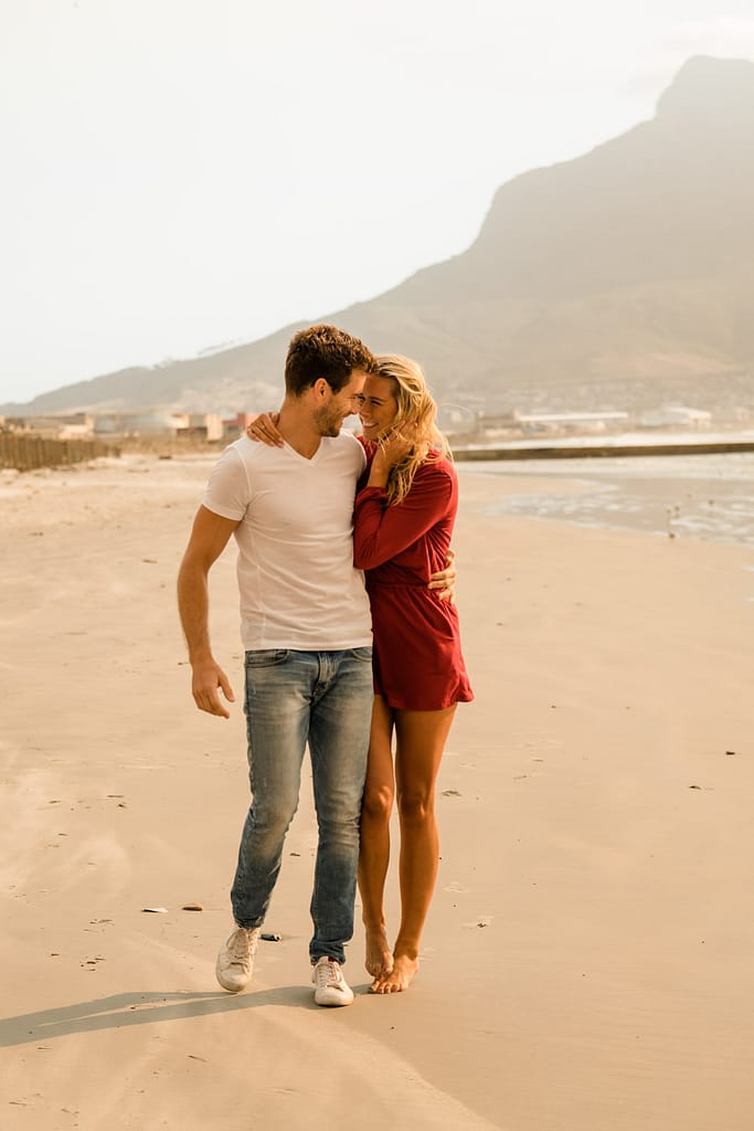 Prewedding-Fotoshooting am Strand beim Sonnenuntergang - Hochzeitsfotografin an der Ostsee