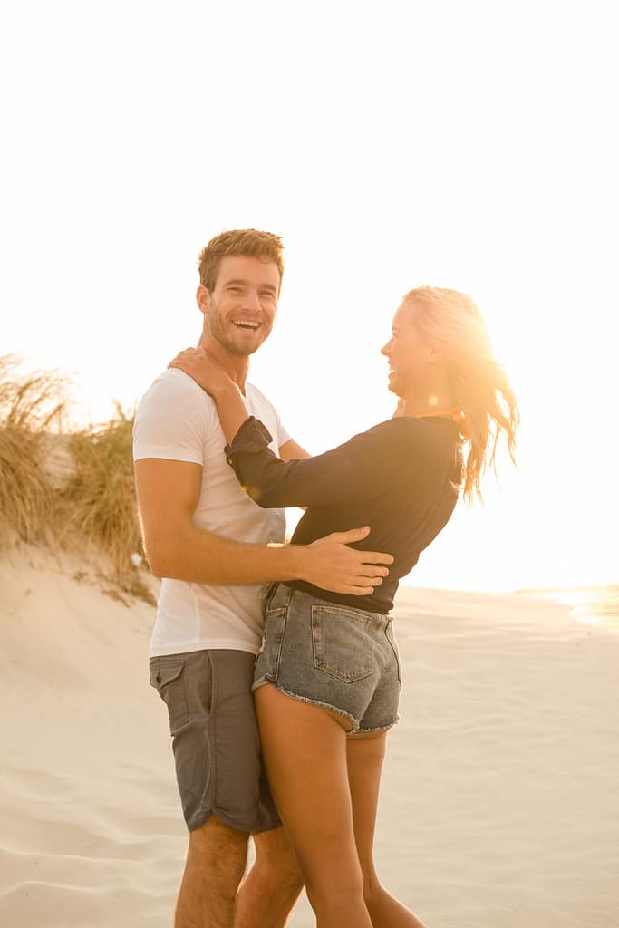 Prewedding-Fotoshooting am Strand beim Sonnenuntergang - Hochzeitsfotografin an der Ostsee