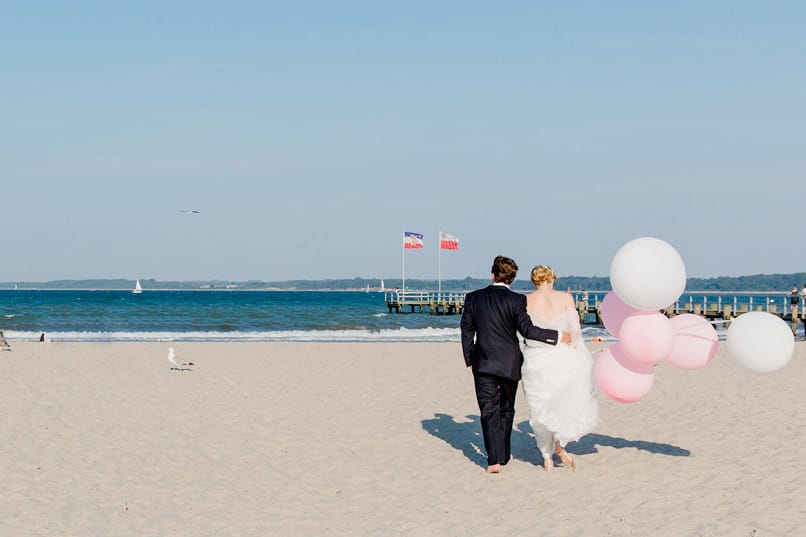 Travemünde Hochzeit am Strand fotografiert von der Hochzeitsfotografin Petra Fiedler aus Kiel an der Ostsee