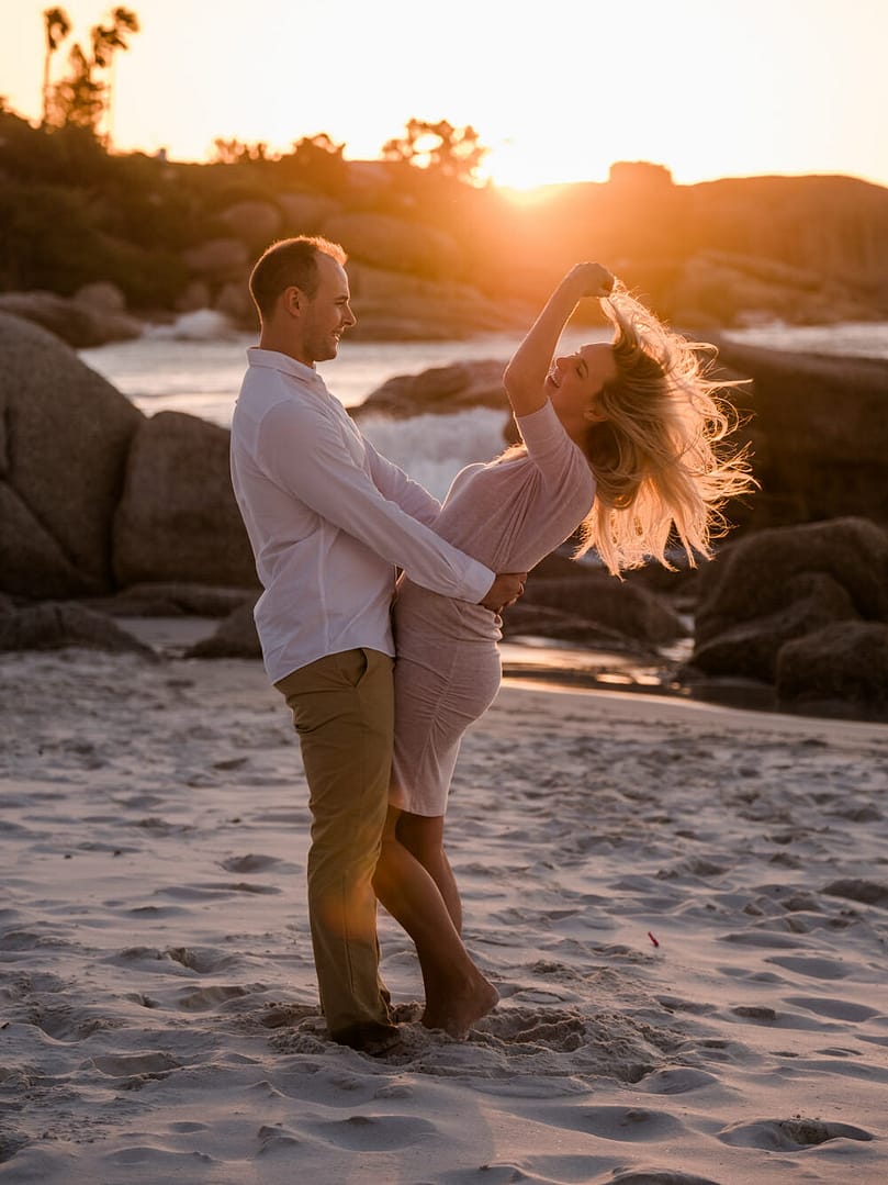 Prewedding-Fotoshooting am Strand beim Sonnenunergang, fotografiert von der Fotografin Petra Fiedler aus Kiel in Schleswig-Holstein