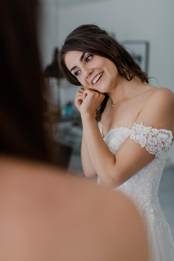 Spiegelbild der Braut mit Vorfreude im Blick – authentischer Getting Ready Moment