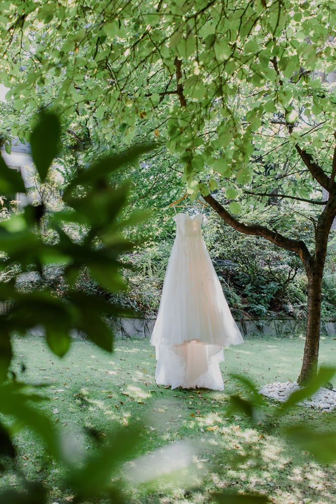 Detailaufnahme von Brautkleid – liebevolle Vorbereitung auf die Trauung