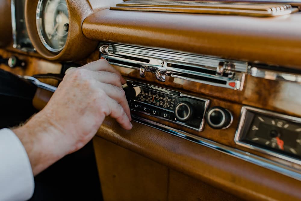Mercedes Oldtimer vor einer malerischen Kulisse – eleganter Hochzeitswagen für den besonderen Tag