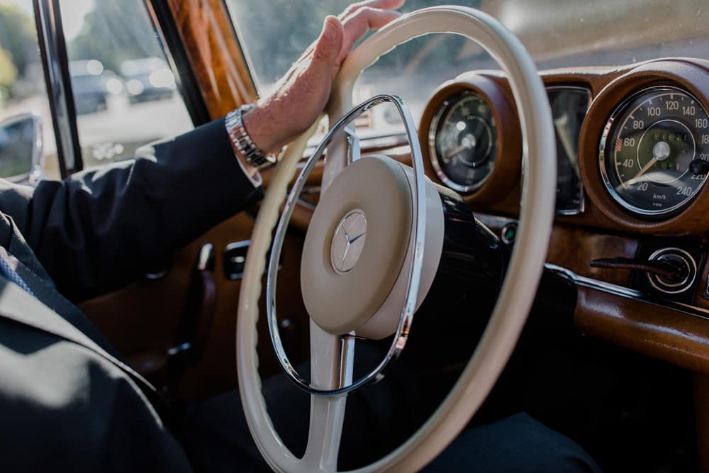 Mercedes Oldtimer vor einer malerischen Kulisse – eleganter Hochzeitswagen für den besonderen Tag