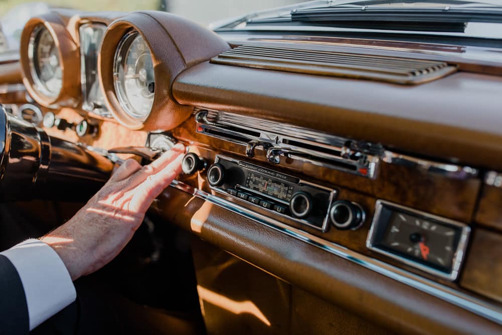 Mercedes Oldtimer vor einer malerischen Kulisse – eleganter Hochzeitswagen für den besonderen Tag