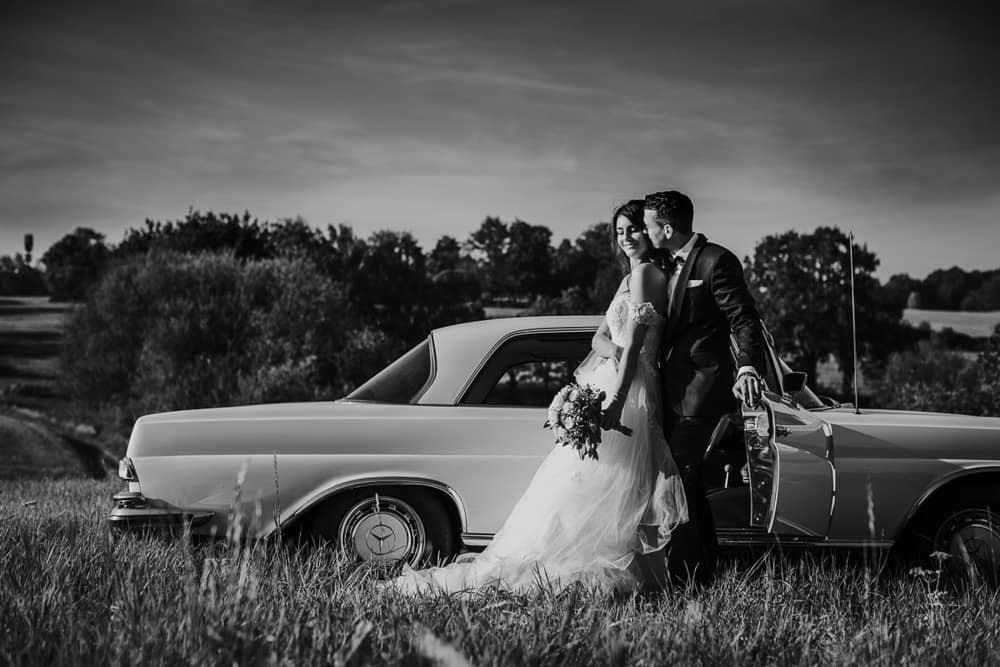 Hochzeitsauto Mercedes Oldtimer im Sonnenlicht – nostalgische Eleganz für eine unvergessliche Hochzeit