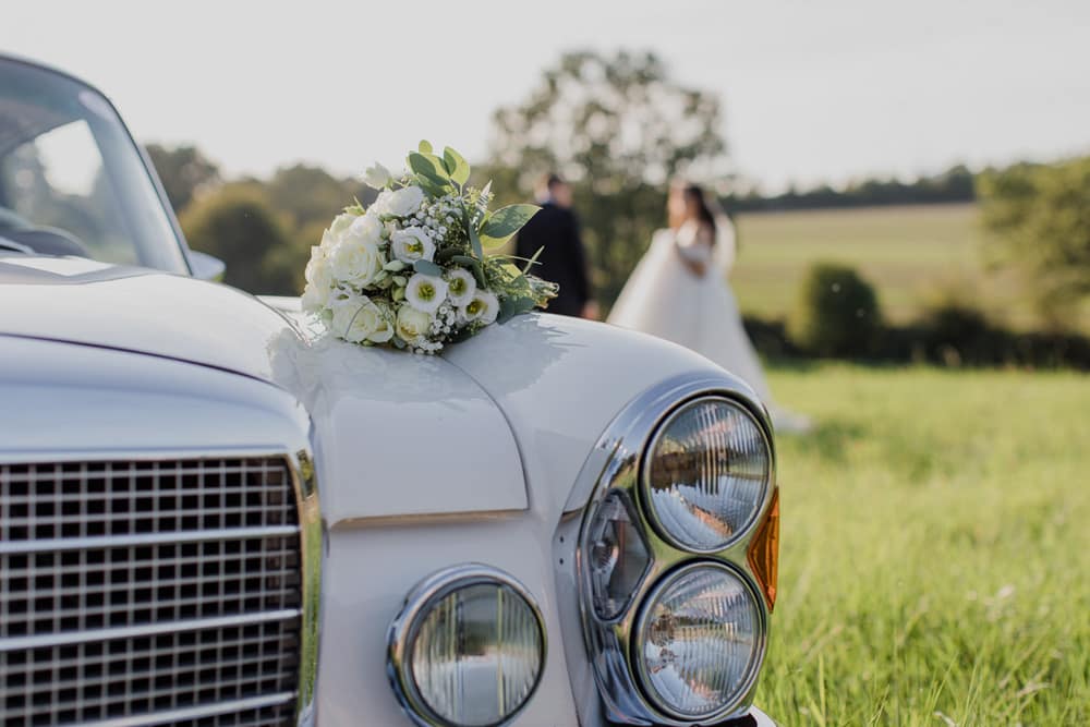 Mercedes Oldtimer mit Braut und Bräutigam – stilvolles Hochzeitsportrait vor dem Fahrzeug