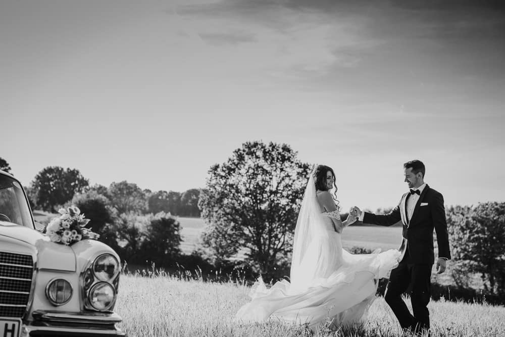 Mercedes Oldtimer mit Braut und Bräutigam – stilvolles Hochzeitsportrait vor dem Fahrzeug