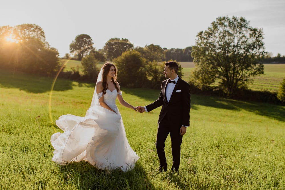 Hochzeitsportrait mit einem Mercedes auf der Wiese, hochzeitsreportage Kiel, schleswig-holstein
