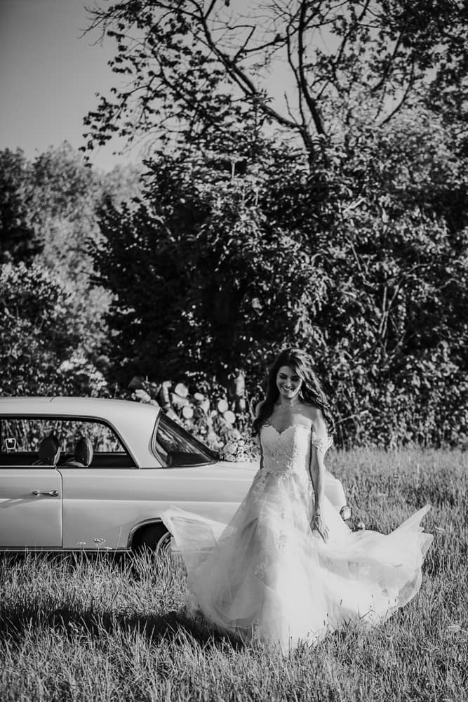 Mercedes Oldtimer mit Braut – stilvolles Hochzeitsportrait vor dem Fahrzeug

