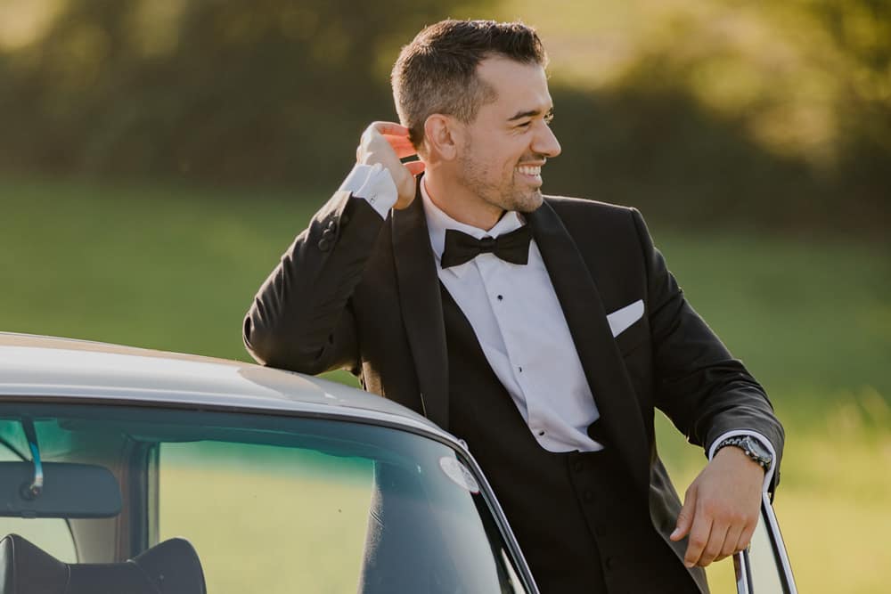 Mercedes Oldtimer mit Bräutigam– stilvolles Hochzeitsportrait vor dem Fahrzeug
