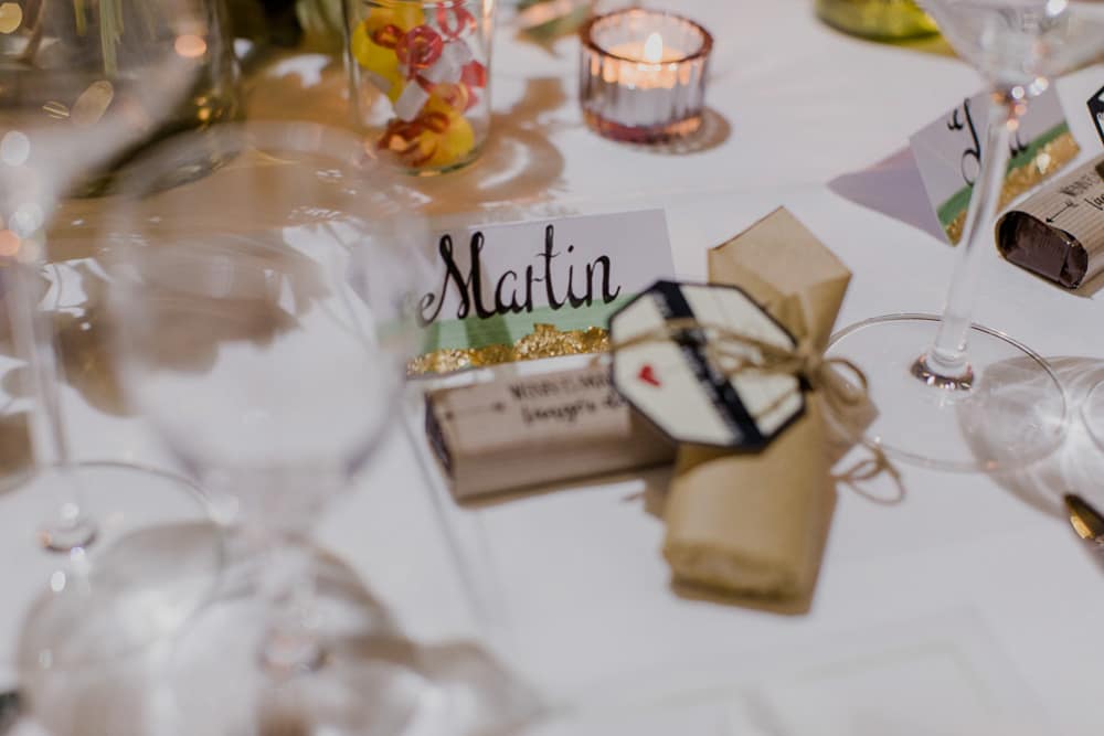 Festlich gedeckter Hochzeitstisch – elegante Dekoration mit Blumen und Kerzen für eine unvergessliche Feier