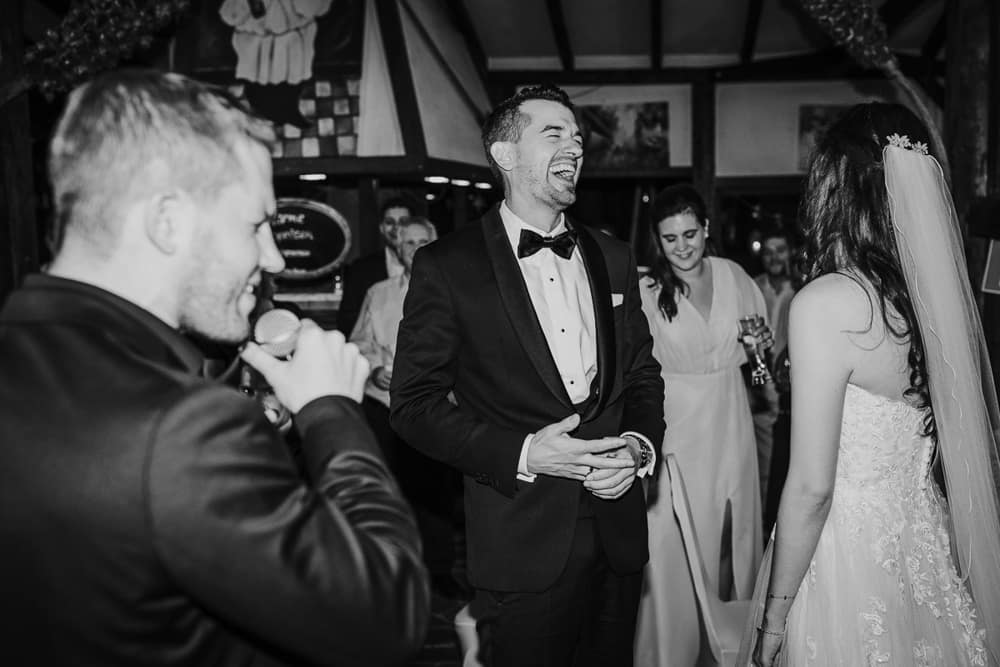 Gäste beim Hochzeitsempfang – ausgelassene Stimmung nach der Trauung mit Sekt und Lächeln