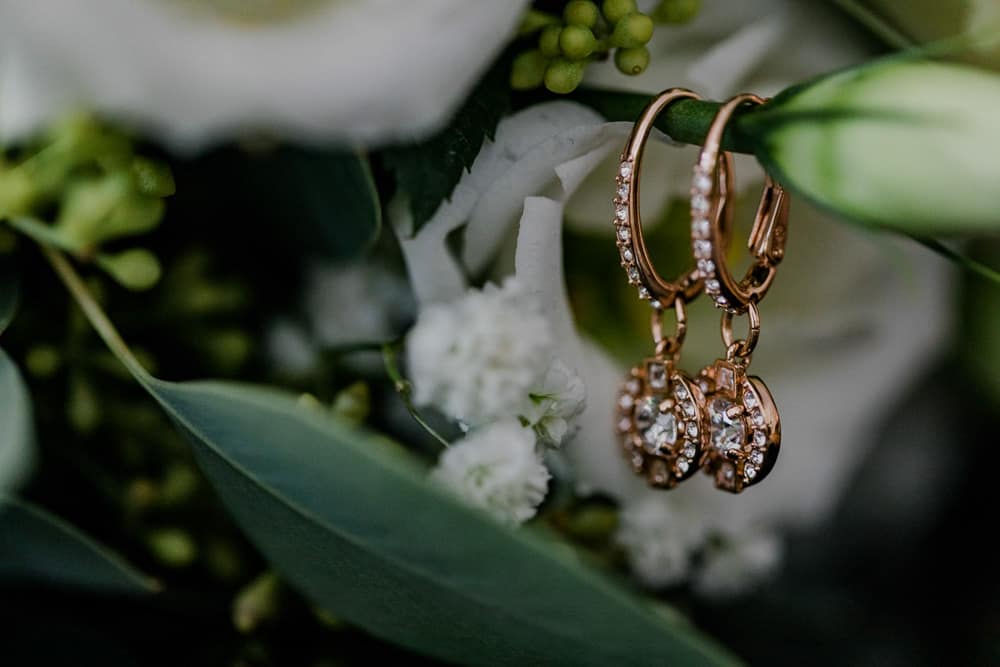 Detailaufnahme von Brautschuhen und Schmuck – liebevolle Vorbereitung auf die Trauung