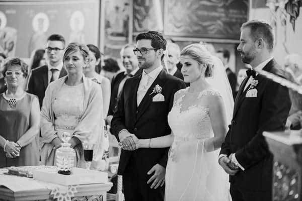 Griechisch-orthodoxe Trauzeremonie in der Kirche – traditionelle Hochzeitsmomente an der Ostsee