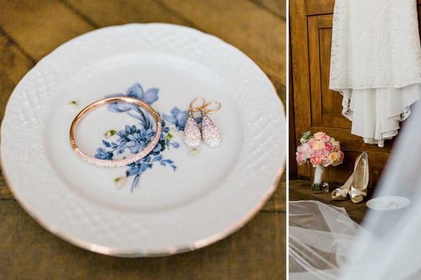 Detailaufnahme von Brautschuhen und Schmuck – stilvolles Getting Ready am Hochzeitstag an der Ostsee