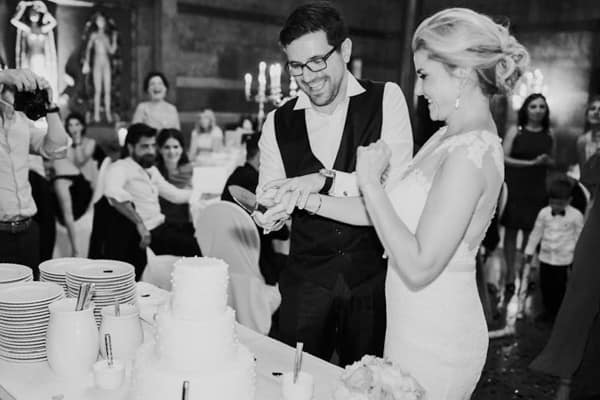 Hochzeitstorte wird angeschnitten – festlicher Moment der Hochzeitsfeier an der Ostsee