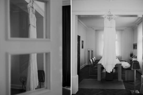 Hochzeitskleid hängt im Wohnzimmer im natürlichen Licht – stilvoller Moment des Getting Ready bei einer Sommerhochzeit an der Ostsee“