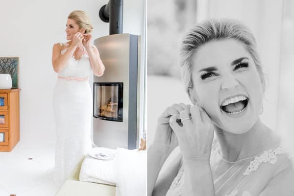 Braut betrachtet ihr Hochzeitskleid vor dem Anziehen – ruhiger, emotionaler Getting Ready Moment am Meer