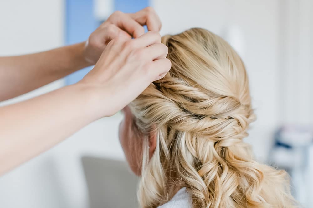 Getting Ready und Brautstyling mit Twin Scissors. Hochzeitsfotografin für Hochzeitsreportage auf Sylt buchen.