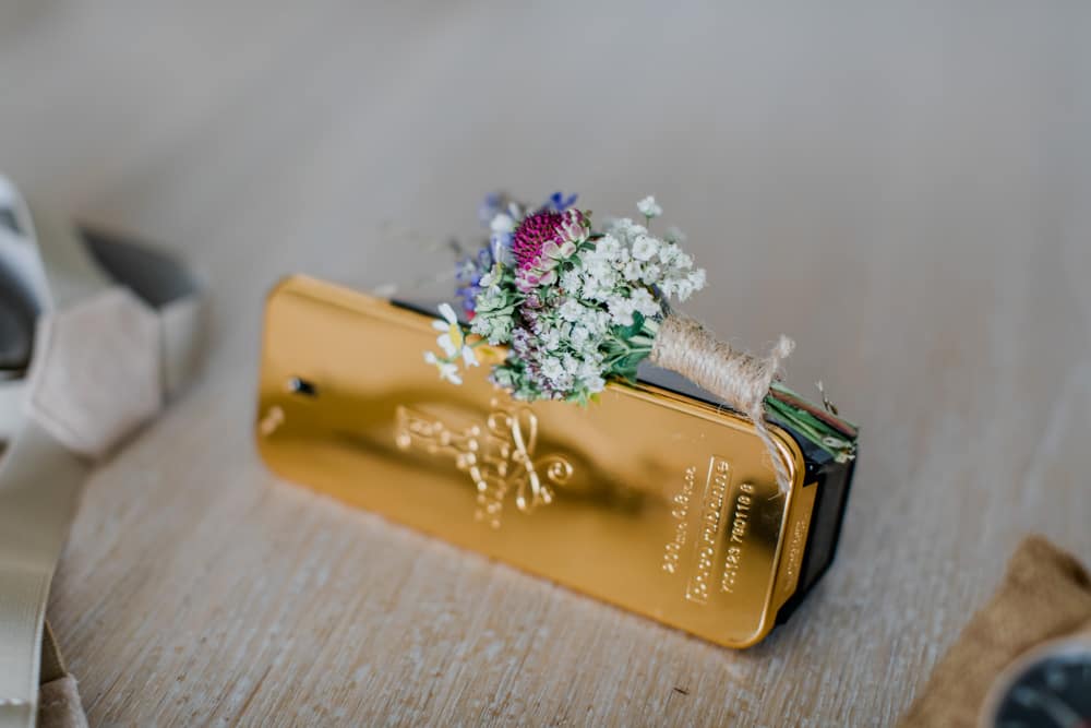Parfum Hochzeitsdetails beim Getting Ready Bräutigam auf Sylt in Westerland. Hochzeitsfotografin für Hochzeitsreportage auf Sylt buchen.