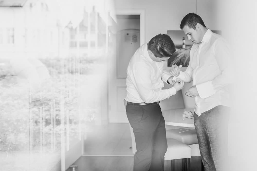 Getting Ready mit Trauzeugen im Hotel Dorint in Westerland auf Sylt. Hochzeitsfotografin für Hochzeitsreportage auf Sylt buchen.