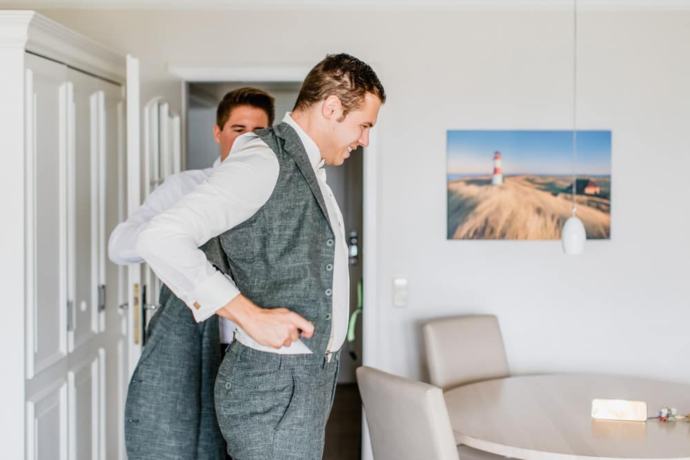 Getting Ready mit Trauzeugen im Hotel Dorint in Westerland auf Sylt. Hochzeitsfotografin für Hochzeitsreportage auf Sylt buchen.