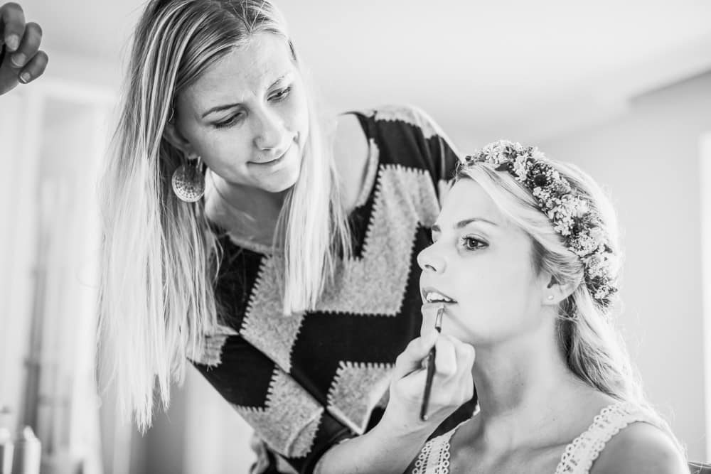 Getting Ready und Brautstyling mit Twin Scissors. Hochzeitsfotografin für Hochzeitsreportage auf Sylt buchen.