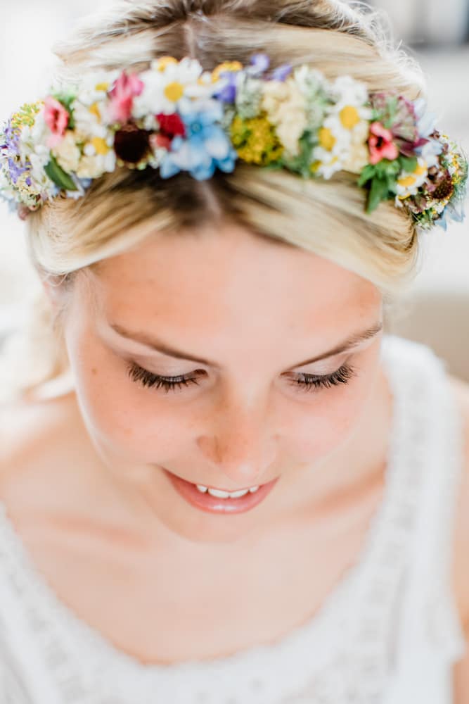 Braut MakeUp beim Getting Ready. Hochzeitsfotografin für Hochzeitsreportage auf Sylt buchen.