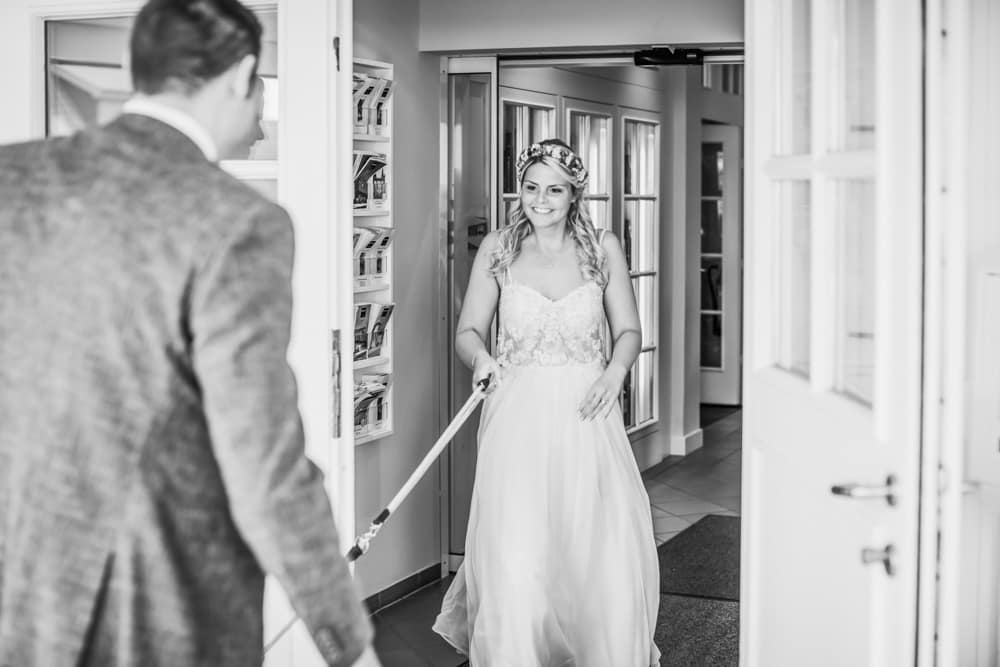 First Look in Westerland auf Sylt. Hochzeitsfotografin für Hochzeitsreportage auf Sylt buchen.