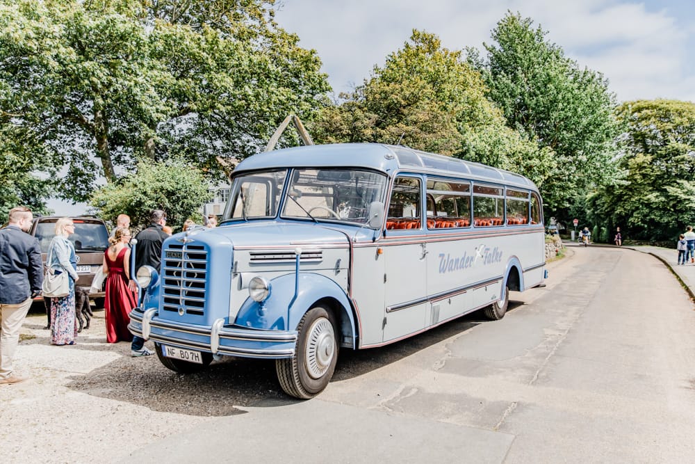 Historische Busfahrt und Sightseeing für die Hochzeitsgesellschaft auf Sylt. Hochzeitsfotografin für Hochzeitsreportage auf Sylt buchen.