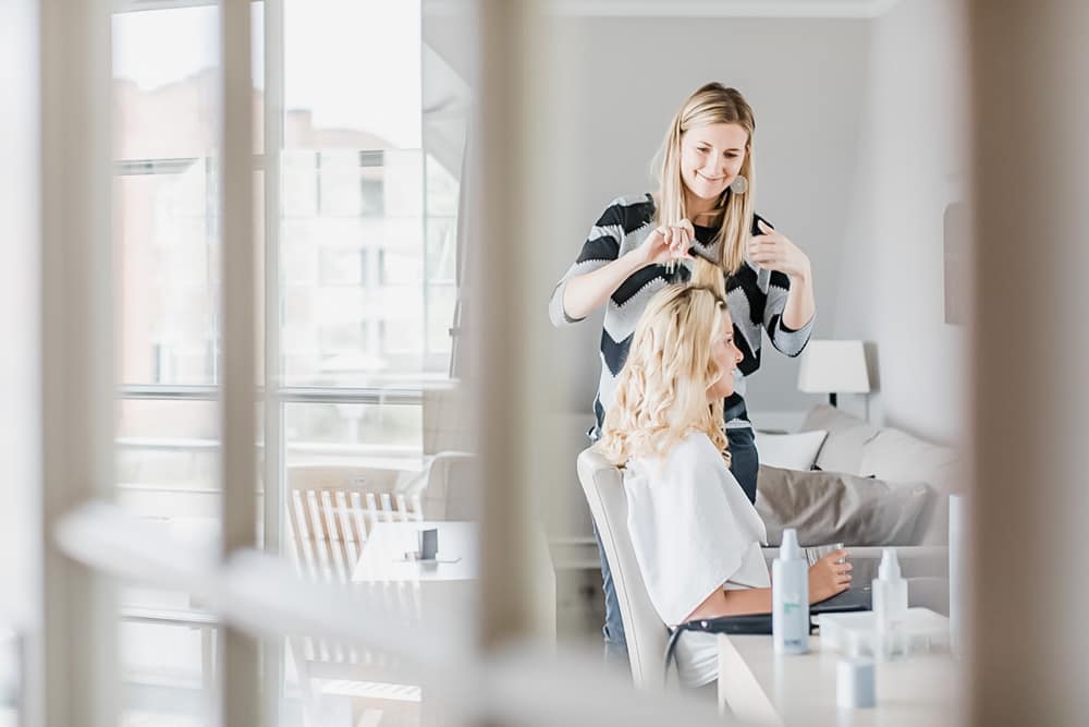 Getting Ready und Brautstyling mit Twin Scissors. Hochzeitsfotografin für Hochzeitsreportage auf Sylt buchen.