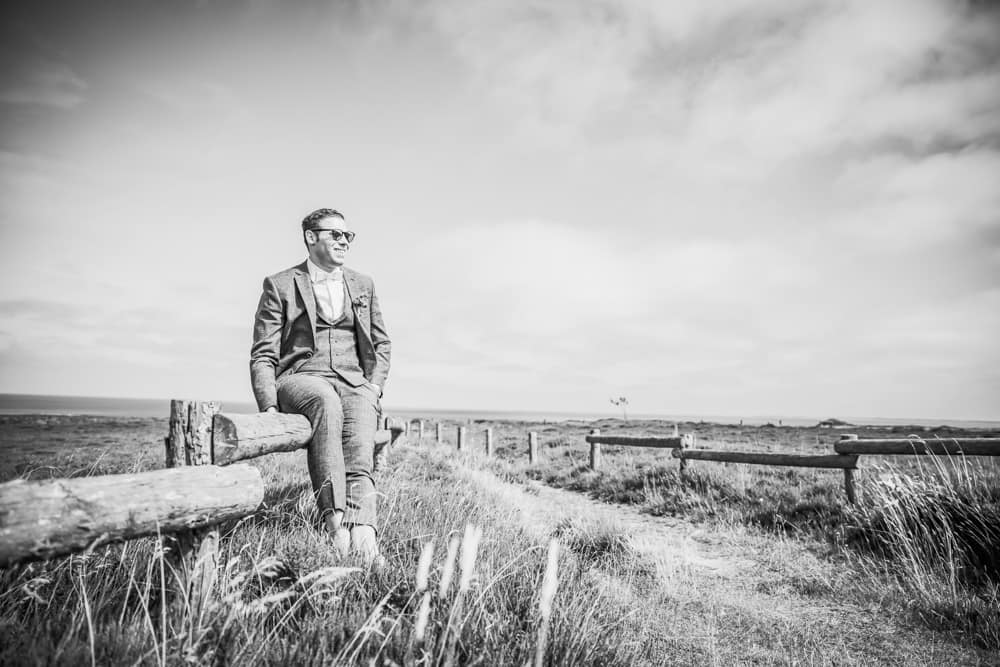 Bräutigam bei Fotoshooting auf Sylt. Hochzeitsfotografin für Hochzeitsreportage auf Sylt buchen.