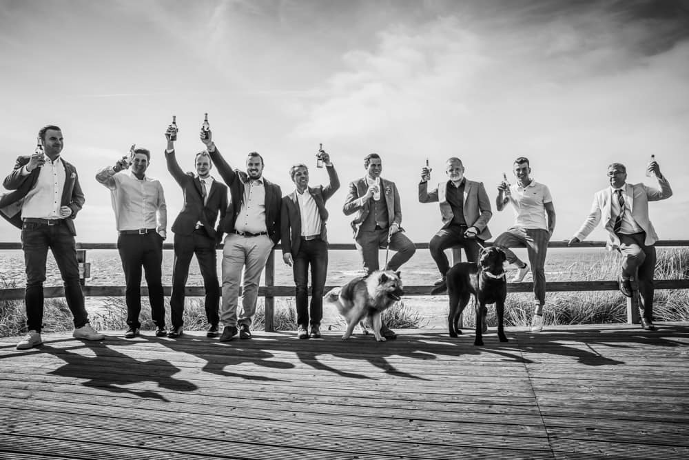 Gruppenfoto am Strand nach der standesamtlichen Trauung im Sylter-Museum in Kaitum auf Sylt. Hochzeitsfotografin für Hochzeitsreportage auf Sylt buchen.