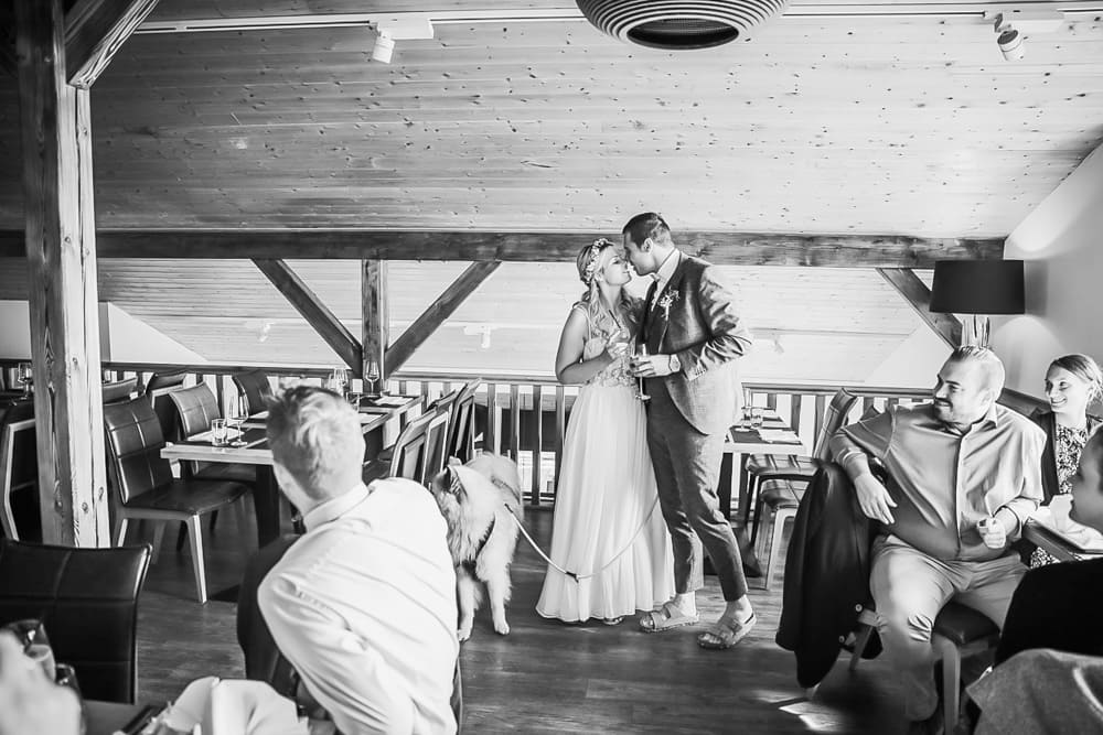 Strandperle als Hochzeitslocation gemeinsam anstoßen. Hochzeitsfotografin für Hochzeitsreportage auf Sylt buchen.